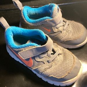Toddler boys size 8 nike velcro sneakers tennis shoes